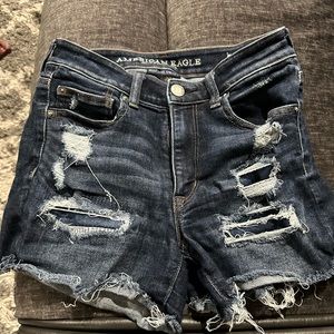 AMERICAN EAGLE OUTFITTERS   
NE(X)T LEVEL STRETCH X 
HI-RISE SHORTIE DISTRESSED